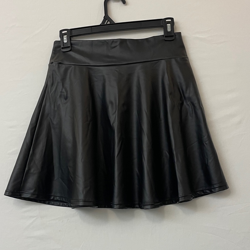 LOVE 83 Black Faux-Leather Skater Skirt women’s Size M– Excellent Condition(J6)